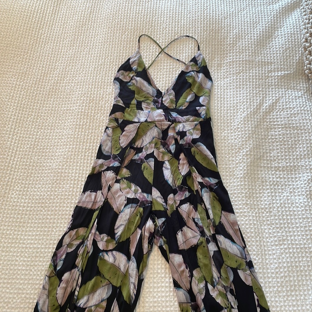 Lulus open back jumpsuit! Work once, in excellent condition. Great for honeymoon